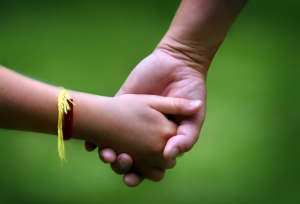 child_parent_hand_ss_img